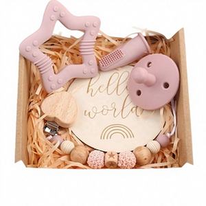 Ensemble cadeau pour bébé en gros, brosse à dents en silicone, sucette, anneau de dentition, carte de développement en bois de hêtre, chaîne, fabriqué en Chine, modèle - Product Image 1