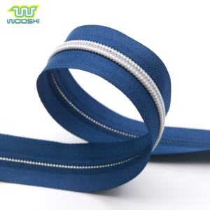 Chaîne de fermeture éclair en nylon montrant des dents argentées en gros <span class=keywords><strong>7</strong></span> # prix usine bleu pour sacs de style vêtements - Product Image 1