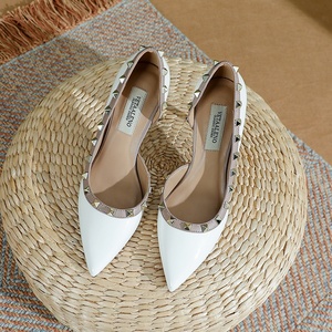 Zapatos de tacón alto de charol nude sin cordones para mujer, primavera/verano 2026, sexy, de tacón de aguja, con punta, recortes laterales y tachuelas, ultra altos. - Product Image 4