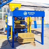 Machine à blocs de béton semi-automatique QT4-24 avec force de vibration réglable pour une densité de briques personnalisée