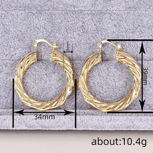 Orecchini a polsino con texture a onda per donna, design curvo laterale, accessori per l'orecchio da indossare tutti i giorni - Product Image 4