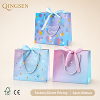 Sacs cadeaux en papier pastel dégradé irisé personnalisés de luxe avec nœud en ruban de satin et poignées en cordon argenté pour fêtes et vente au détail