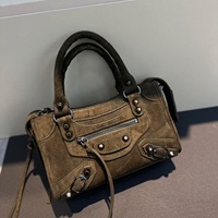 Sac bandoulière en velours style familial Ba avec fermeture éclair, design biker chic et épuré orné de clous, détail pompon élégant pour femme