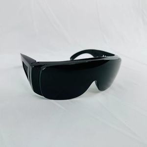 Lentilles G8 Remise spéciale quotidienne Lunettes de sécurité noires pour le soudage et l'extérieur Lentilles de <span class=keywords><strong>contact</strong></span> arc-en-ciel