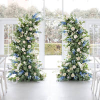 Buitendecoratie kunstbloemen roze bloemen doorgang bruidsboog bloemstuk