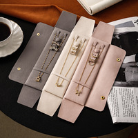 Pochette à bijoux moderne en microfibre avec fermeture à pression, boîte de rangement portable carrée en velours pour colliers et bagues, idéale pour les voyages
