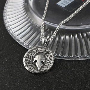 Collier pendentif casque romain rétro en acier titane pour hommes SP1031 - Product Image 3