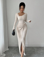 Robe longue côtelée pour femme - Robe moulante élégante à manches longues avec fente latérale et détail noué, col irrégulier tendance