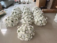 Grande boule de fleurs artificielles en rose et hortensia rouge pour centre de table d'événements de mariage