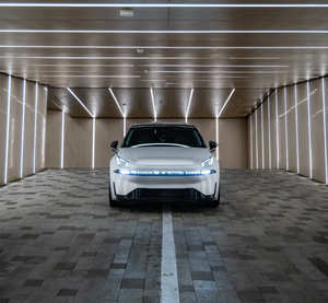 Vinilo Líquido Premium para Envoltura de Autos Alexander Silver, Vinilo PET Brillante Removible, seguro para la pintura y homologado para circular por la calle para la matriculación de vehículos - Product Image 2