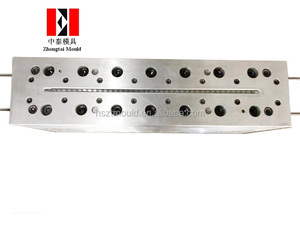 แม่พิมพ์รีดขึ้นรูปฝ้าเพดาน ผลผลิตสูง แม่พิมพ์แผงผนังความแม่นยำสูง วัสดุเหล็ก หัวแม่พิมพ์ ระบบรางเย็น ทนทานต่อการสึกหรอและการกัดกร่อนสูง - Product Image 1