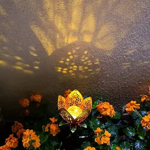 Đèn Năng Lượng Mặt Trời Ngoài Trời Pathway Lights Crackle Glass Globe Kim Loại Lotus Flower Shaped Stake Lights Vườn Trang Trí