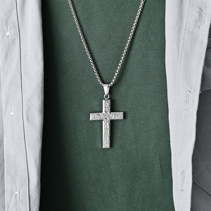 Collier pendentif croix texturée en acier inoxydable, collier <span class=keywords><strong>crucifix</strong></span> martelé en acier titane pour homme - Product Image 2