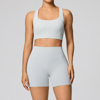 Ensemble de fitness 2 pièces pour femme, avec short cycliste côtelé et haut de sport à col en U et dos croisé, pour l'entraînement de musculation