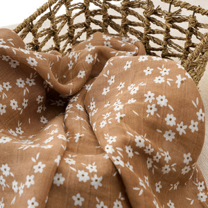 Nouvelle mode personnalisable, adorable <span class=keywords><strong>couverture</strong></span> d'emmaillotage pour bébé en tissu mousseline imprimé à 2 couches, 70% bambou, 30% coton biologique - Product Image 2