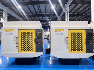 Centre d'usinage de précision FANUC aD21LiB avec course de 700 mm, équipé d'un ATC 21 outils et d'un broche de 10000 tr/min, idéal pour le fraisage et le taraudage - Product Image 4
