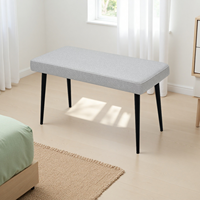 Banc long rembourré en cuir moderne de haute qualité pour bout de lit, options personnalisables, design durable pour salon et salle à manger