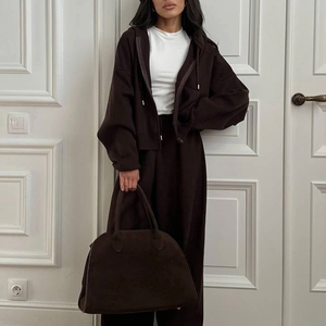 Sweat-shirt à capuche décontracté pour femme, coupe courte et oversize, avec poche kangourou, logo personnalisé, en tissu tricoté uni - Product Image 1