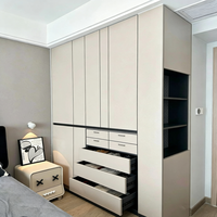 Armoire de rangement moderne de luxe en bois massif sur mesure avec grands tiroirs et présentoir à vêtements pour chambre à coucher
