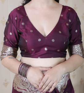 Beauté intemporelle du vin Banarasi Saree en soie douce ornée de délicats tissages argentés Zari pour des célébrations gracieuses - Product Image 5