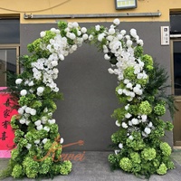 Arche de fleurs de mariage d'hortensia bleu foncé KEWEI-J867 orchidée artificielle et arc de fleurs de corne pour les décorations d'événement de remise des diplômes