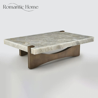 Table basse élégante et minimaliste de luxe en marbre naturel avec base arquée en bronze pour hôtel de luxe, hall d'entrée ou salon.