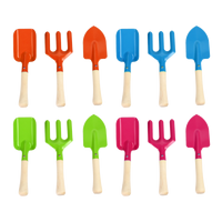 Esschert Original Design coloré 3 ages + FSC 100% Outils à main de jardin pour enfants Fourchette pelle râteau bêche pelle à poussière balai