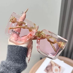 Lunettes <span class=keywords><strong>de</strong></span> <span class=keywords><strong>soleil</strong></span> carrées rétro classiques <span class=keywords><strong>de</strong></span> haute qualité pour femmes, légères, verres optiques UV400, chaîne carrée tendance à prix abordable - Product Image 1
