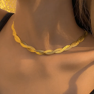 Collier Croix Chic en Acier Inoxydable 304 Plaqué Or 18K, Design Rétro Classique avec Chaîne Serpent pour Femme, Usage Quotidien - Product Image 2