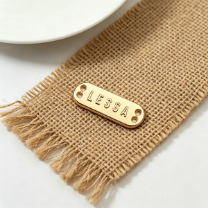 Placa de identificación metálica personalizada Desong para bolsos y ropa, etiqueta de acero inoxidable con logotipo Lessa - Product Image 1
