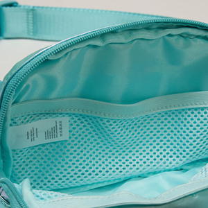 Elegante Bolso Bandolera Iridiscente Ligero de Poliéster con Correa Ajustable y Lazo Elástico para Artículos Esenciales Diarios - Product Image 2