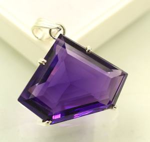 Colgante de Plata 925 con Amatista, Corte Triangular, Engaste de Garra, Solitario Clásico, Unisex, para Uso Diario - Product Image 4