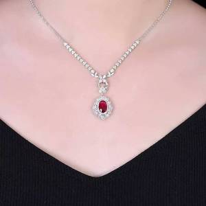 Pendentif SGARIT en or 18 carats massif avec rubis naturel non chauffé couleur sang de pigeon de 2,14 ct et 65 diamants d'accompagnement, bijou de luxe, pendentif raffiné. - Product Image 5