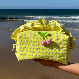 Venta al por mayor de las mujeres de playa bolsas de maquillaje de verano personalizado rosa de viaje con volantes acolchado Seersucker Gingham bolsa de cosméticos - Product Image 6