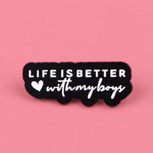 Alfileres <span class=keywords><strong>de</strong></span> metal al por mayor con diseño <span class=keywords><strong>de</strong></span> letras en inglés: "Life Is Better With My Boys", broches <span class=keywords><strong>de</strong></span> recuerdo, insignias <span class=keywords><strong>de</strong></span> dibujos animados para ropa - Product Image 2