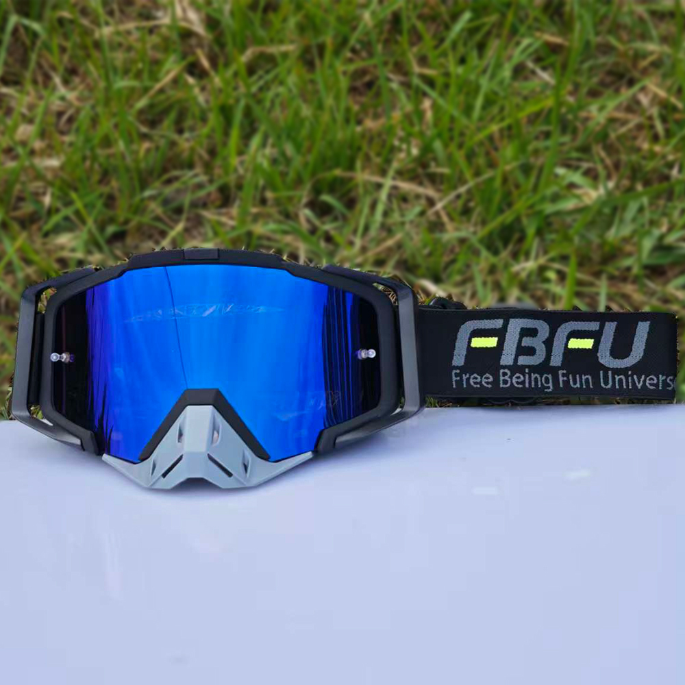 Lunettes bleues à monture noire