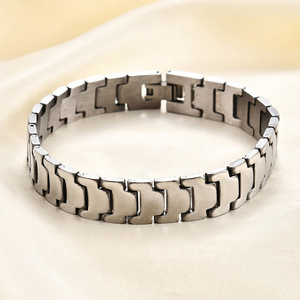 Brazalete de Reloj de Acero Inoxidable de 19 mm con Eslabones Geométricos y Hebilla de Pin, Joyería Duradera para Hombres y Mujeres - Product Image 3