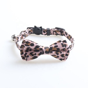 Collier pour animaux de compagnie à imprimé léopard avec clochette, doux et réglable pour chats, chatons, petits animaux, pour la promenade quotidienne, les sorties, les fêtes, les séances <span class=keywords><strong>photo</strong></span>, usage quotidien - Product Image 1