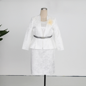 Ensemble tailleur trois pièces blanc élégant avec ceinture, motif floral, anti-plis, longueur genou, grande taille, pour femme, idéal pour les événements religieux - Product Image 1