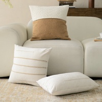 Housse de coussin en velours doux crème mat avec pompons, style bohème neutre, pour mariage, fête ou décoration intérieure