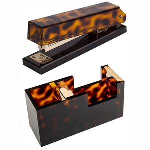 Set di Cancelleria <span class=keywords><strong>da</strong></span> Scrivania Moderno in Acrilico Tartarugato e Metallo: Graffettatrice, Portapenne, Righello, Portatile, per <span class=keywords><strong>Ufficio</strong></span> e Forniture per Rilegatura - Product Image 2