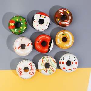Porte-clés en mousse PU en forme de donut, mignon, anti-stress, jouet sensoriel pour soulager l'anxiété, décoration de bureau, cadeau, fournitures de Noël et de fêtes, vente en gros - Product Image 5