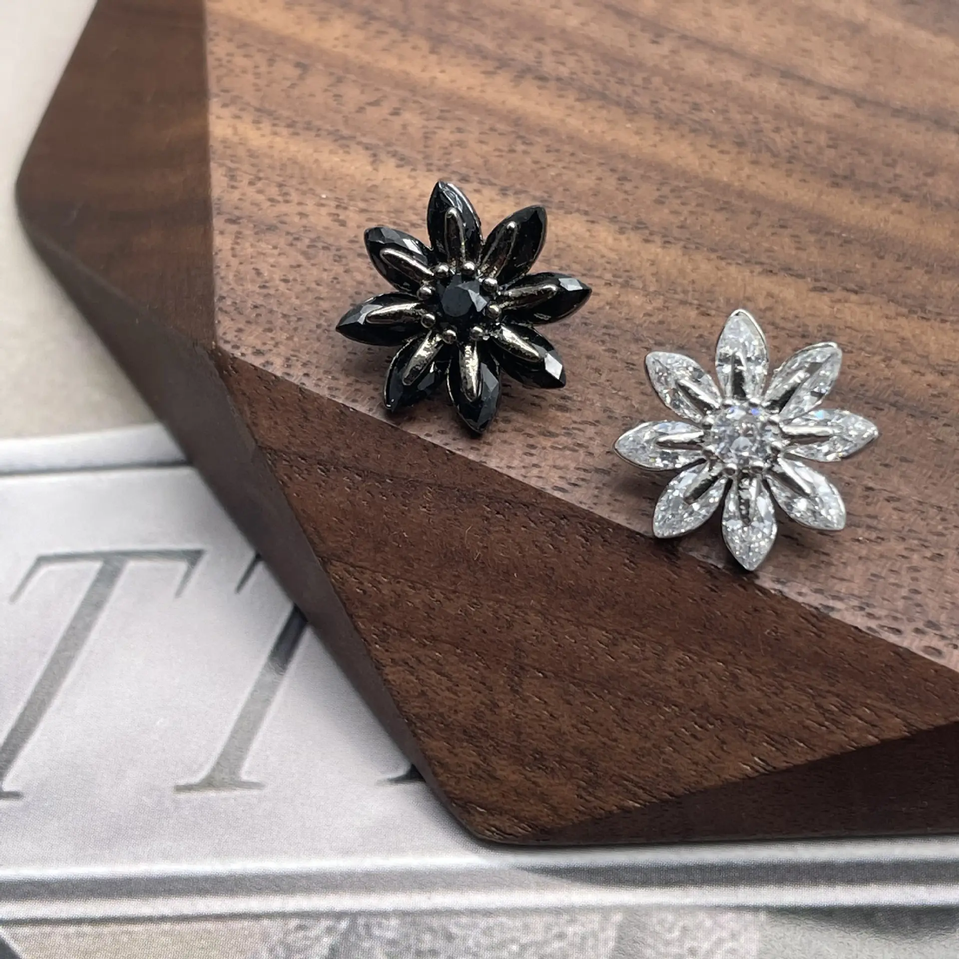 Botón de resina de circonita con flores para mujer, botón de doble perla de Metal, diamantes de imitación, fragancia pequeña, novedad