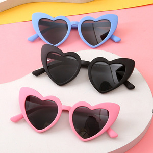 Lunettes de soleil pour enfants UV400 tendance, en forme de cœur, rose, bleu, or, rouge, lunettes de créateur personnalisées pour bébés garçons et filles, vente en gros - Product Image 2