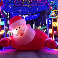 Vente directe d'usine, grandes décorations gonflables de Père Noël personnalisables avec impression de logo, utilisées pour la décoration de Noël et la mise en place d'événements.