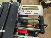 Machine de fraisage de profilés en aluminium CNC à trois axes avec moteur à retournement automatique, commande PLC, pour fraisage multi-profilés, 6 à 10 pièces par cycle