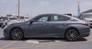 La berline d'occasion Lexus ES350 2025 attire beaucoup d'attention avec son apparence et sa configuration essence de 3,5 L - Product Image 4