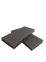 Revêtement de terrasse en composite bois-plastique moderne de couleur grise avec surface en bois grainé en relief 3D