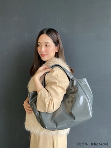 Sac fourre-tout en cuir PU verni brillant, grande capacité, sac à bandoulière avec poche arrière zippée - Product Image 5