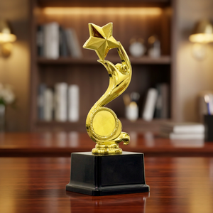 Trophée étoile à cinq branches en fibre plastique plaqué or avec base noire en fibre pour récompenses sportives - Product Image 1